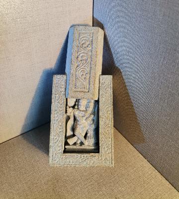 Krishna sculpté sur pierre avec cache