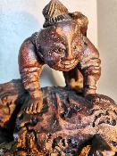 Statut en bois homme sur bête en bois sculpté