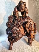 Statut en bois homme sur bête en bois sculpté