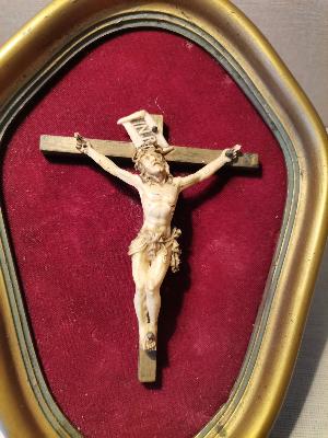 Crucifix en os